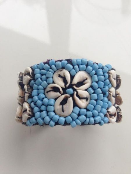 Hot lava, lyseblått armbånd med perler og skjell - til barn